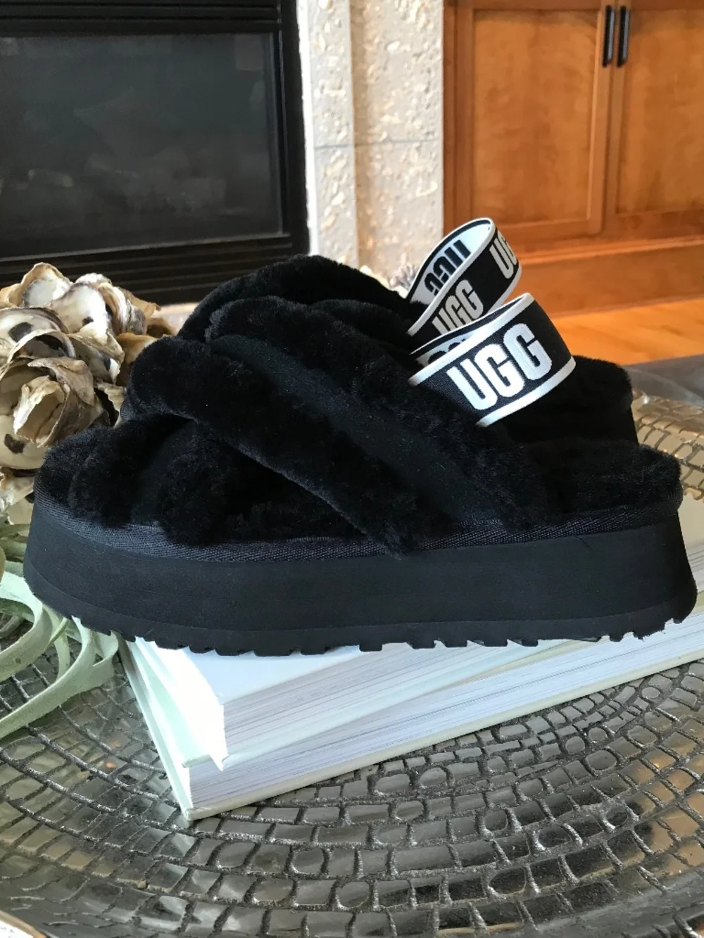 “DOWNTOWN GIRL”🔥 UGG BLACK COZY LOUNGE DISCO CROSS SLIDE PLATFORM SLIPPERS